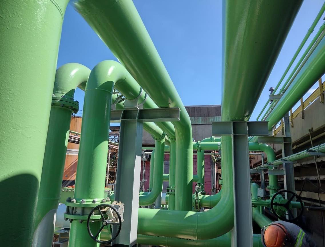 Tubulação industrial em obra